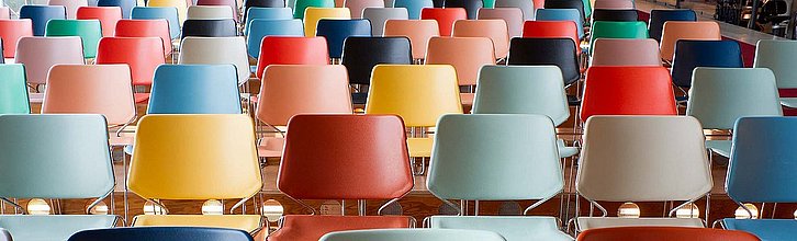 Bunte Stühle in mehreren Reihen