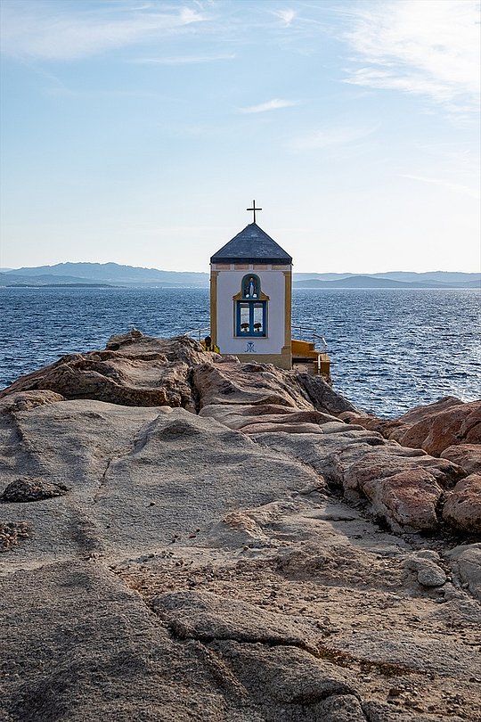 Kleine Kapelle auf Felsen direkt am Meer.